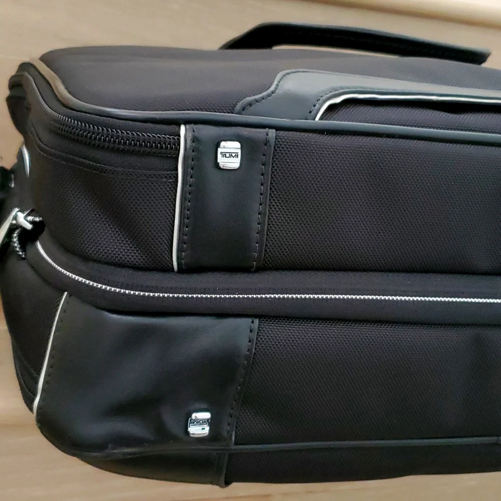 Tumi Arrivé T-Pass Kennedy Expandable Deluxe Brief Laptop Carryall Brief…